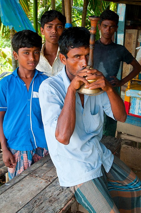 Okolice Bishwamvarpuru - mężczyzna palący gandzię (Bangladesz 2010 - część 1/2)